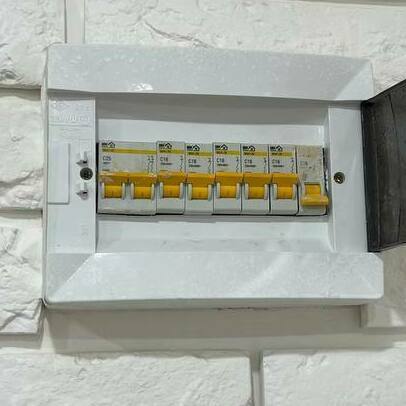 Услуги электрика для качественного ремонта квартир в Саратове услуги электрика